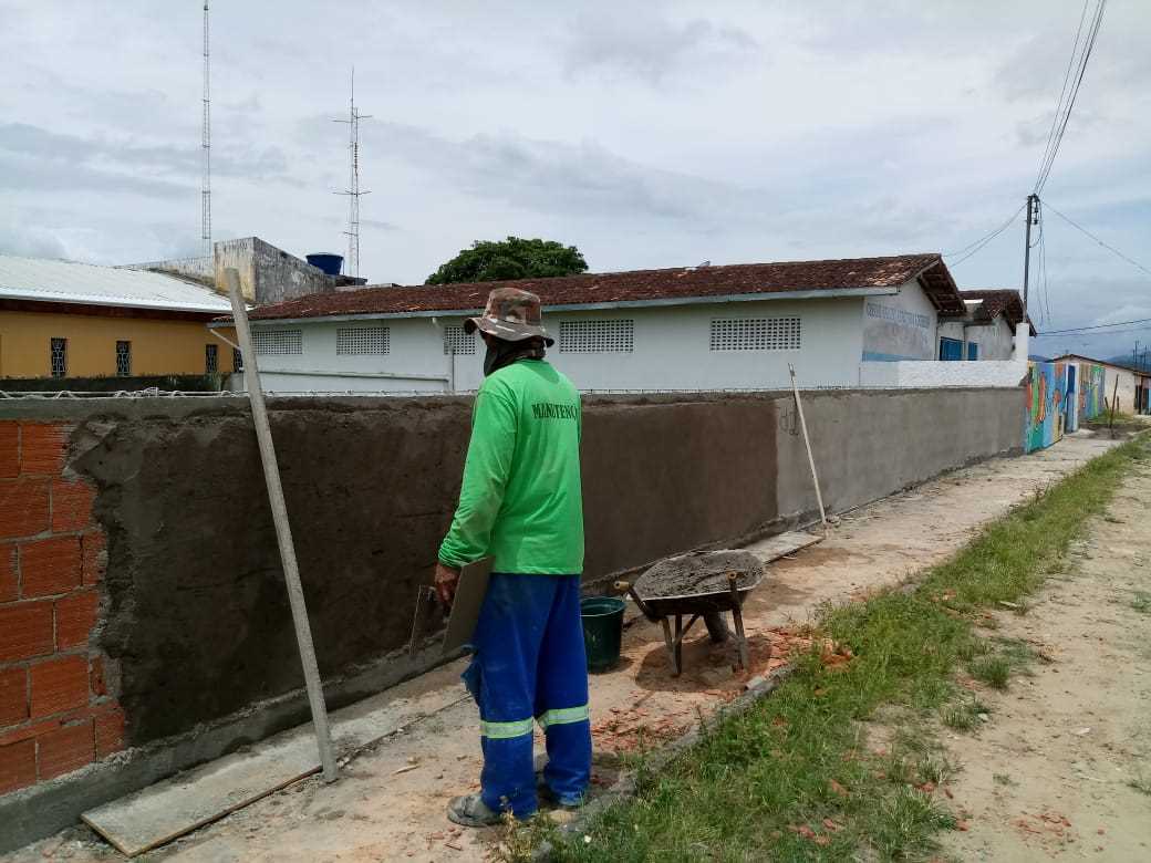 A Secretaria de Educação iniciou a construção do muro do terreno lateral na Creche Gracinha Loureiro